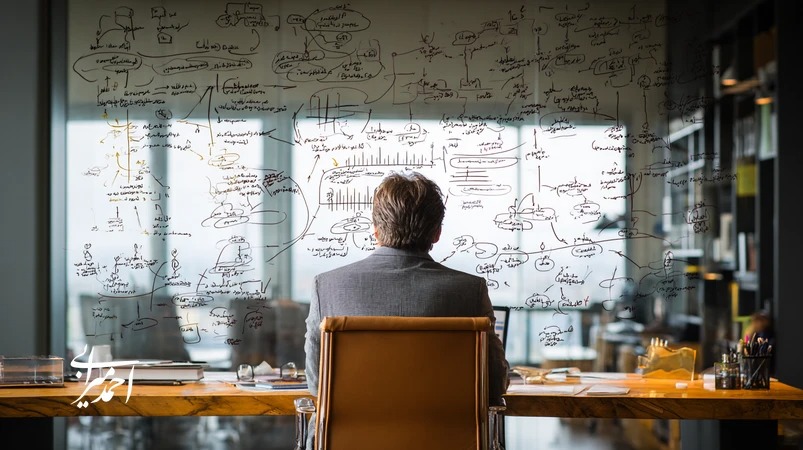 تصویر یک مدیر در حال بررسی برنامه های کوچینک مدیریتی خود